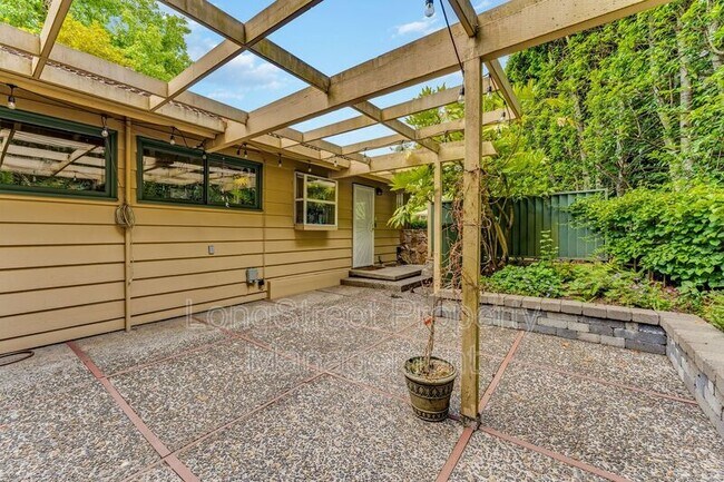 Building Photo - 4426 SW 34th Ave