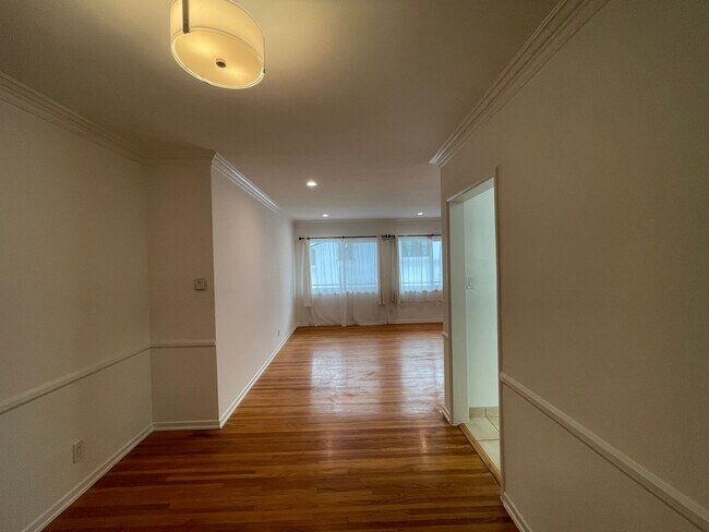 Building Photo - 1059-1059 S Genesee Ave