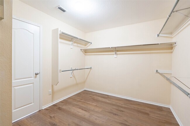 Building Photo - 2105 Sumac Dr