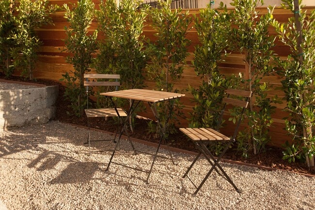 Building Photo - This beautifully updated 1 bed / 1 bath apartment in Echo Park is now available!