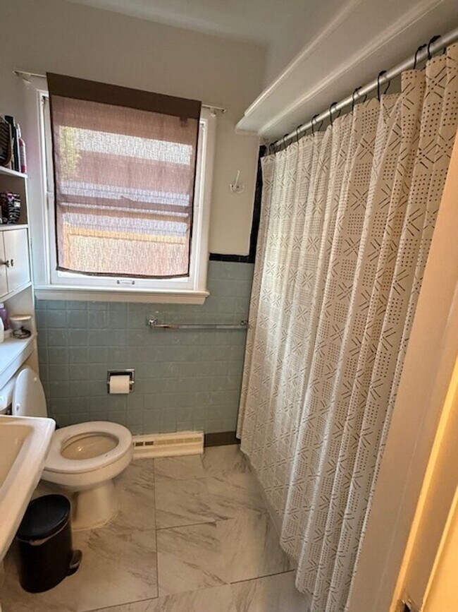 Building Photo - 2 bed 1 bath in great location