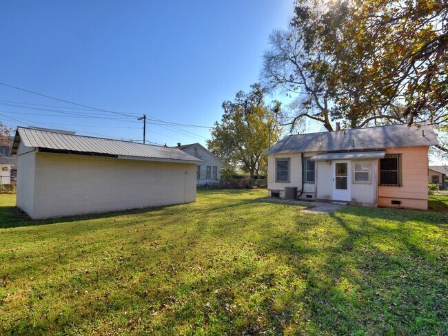 Building Photo - Charming 2 bed/1 bath home in the East side