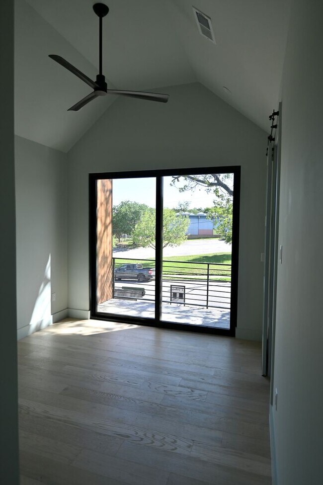 Building Photo - South Austin Oasis