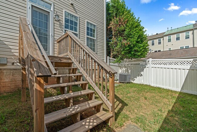 Building Photo - 2 Bed 2.5 Bath - Lakelands Townhome - Deta...