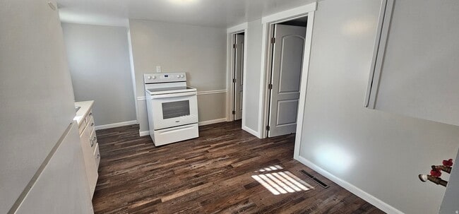 Building Photo - 545 S Carbon Ave