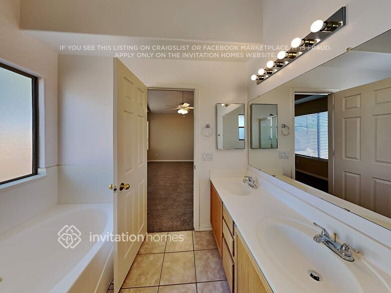 Building Photo - 13516 W Solano Dr