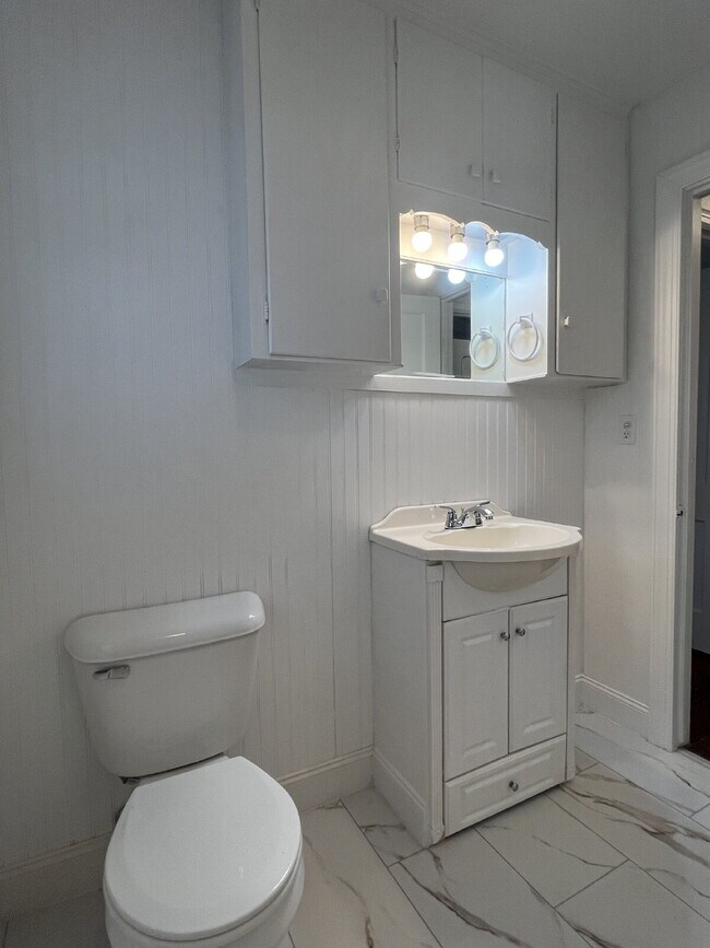 Building Photo - 3 Bedroom close to Campus!!