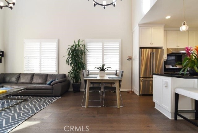 Building Photo - 84 Painted Trellis