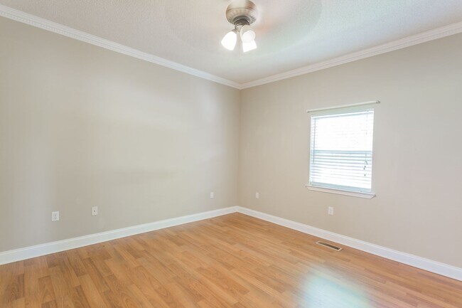 Building Photo - Charming home on River Canyon Drive