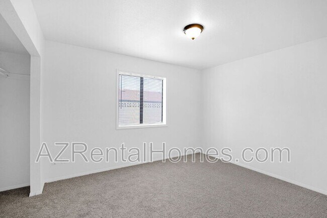 Building Photo - 1657 N Doran