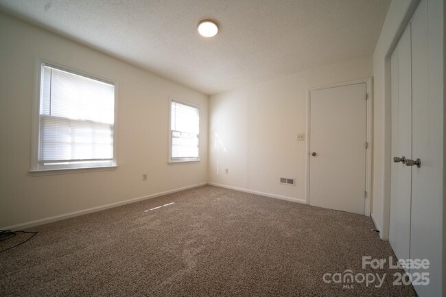 Building Photo - 2219 Heather Glen Ln