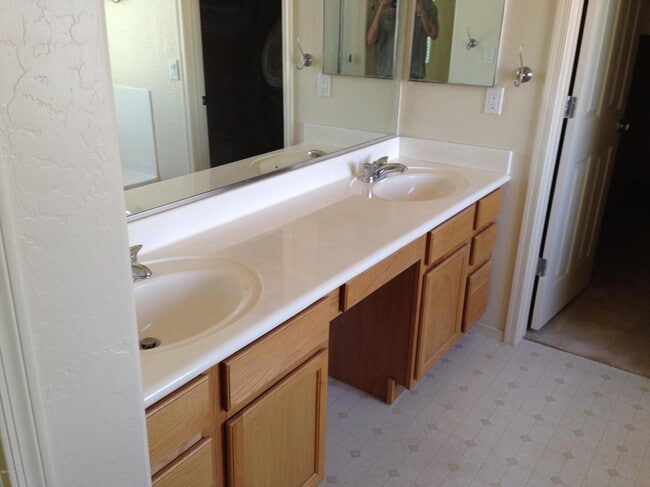 Building Photo - 2050 S Falcon Dr