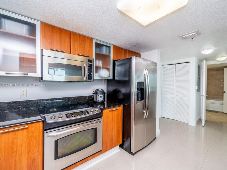 Building Photo - 1800 N Bayshore Dr