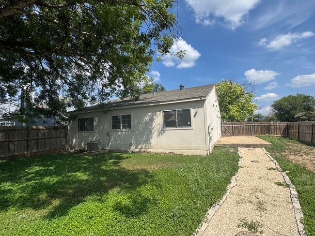 Building Photo - MOVE IN READY 3/2 LOCATED INSIDE 1604/CULE...