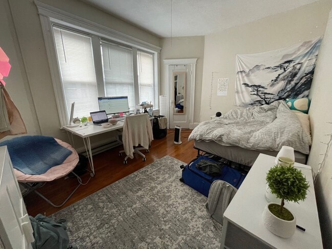 Building Photo - 2Br/1Bth, Right on Green Line E, walk to G...