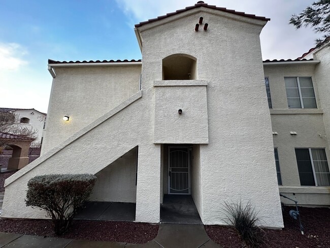 Building Photo - Henderson First Floor Condo - In Gated Community With Pool.