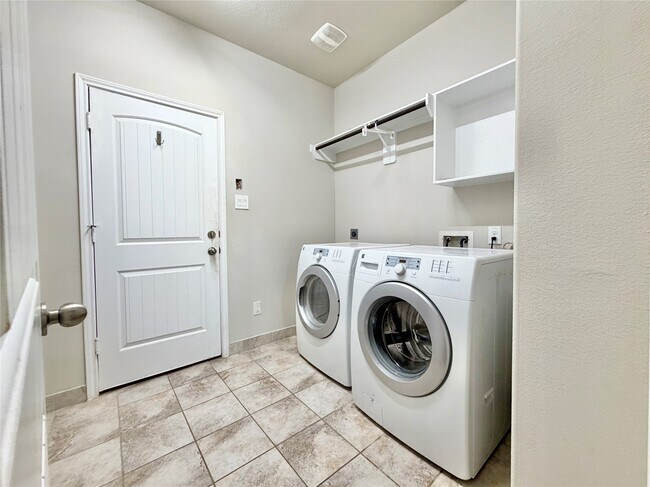 Building Photo - 8002 Mesquite Hill Ln