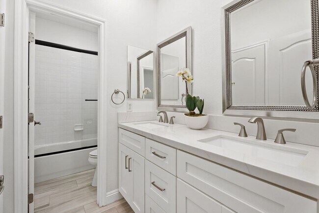 Building Photo - Luxury Living in San Clemente – 5 Bed, 3.5...