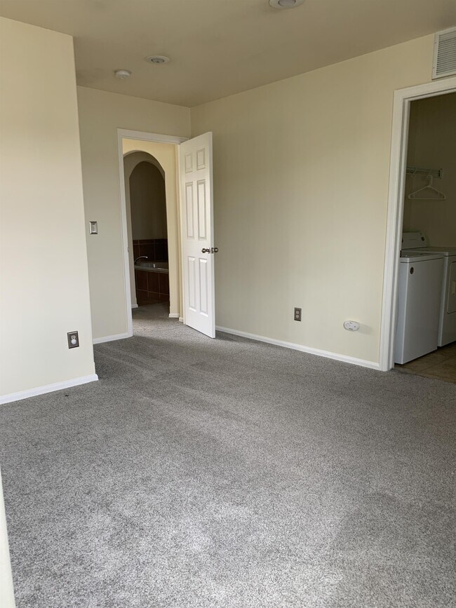 Building Photo - 755 Hailey Glenn View