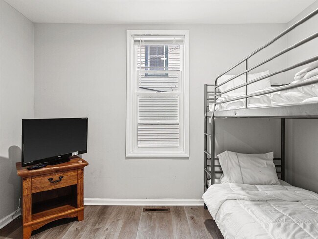 Building Photo - Updated 3 Bed / 1 Bath Duplex — Lower East...