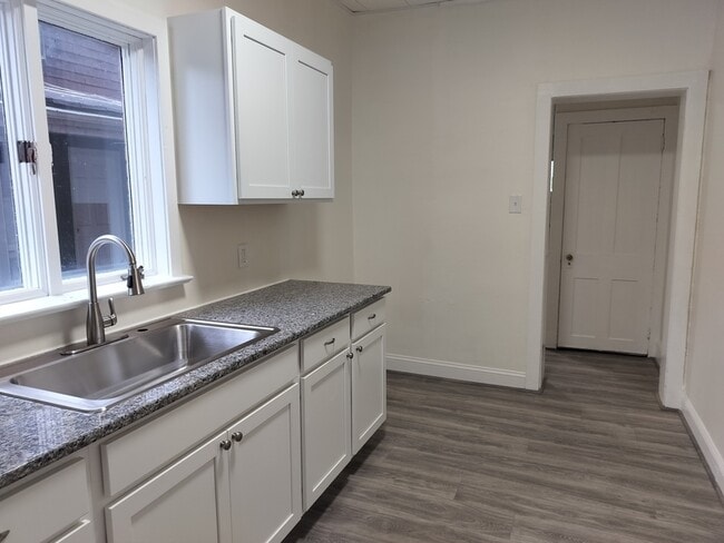 Building Photo - 547 Centre St