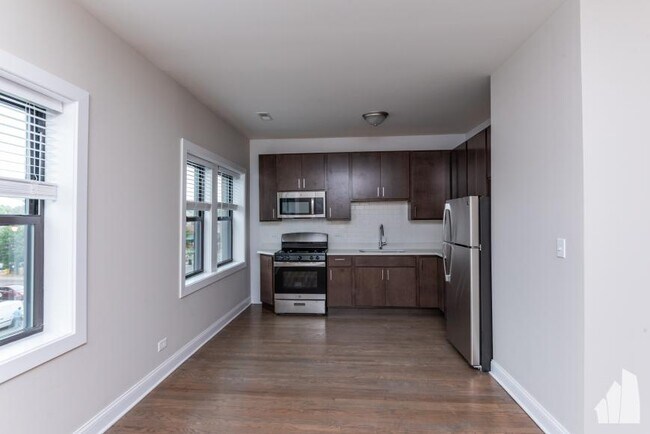 Building Photo - 3 bedroom in Chicago IL 60647