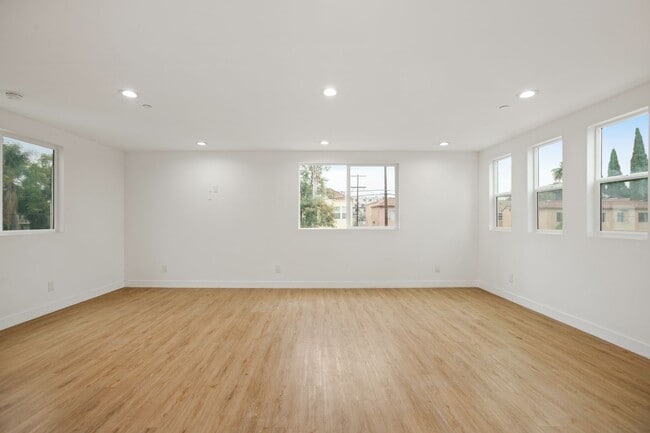 Building Photo - 4232 Rosewood Ave