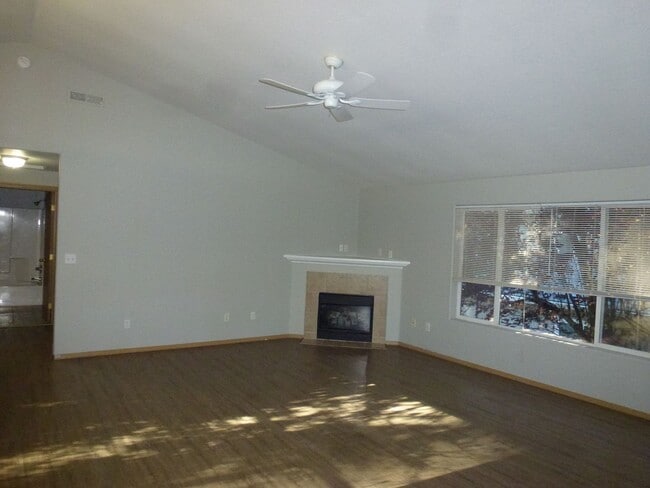 Building Photo - Spacious Townhome Nestled Down Private Drive