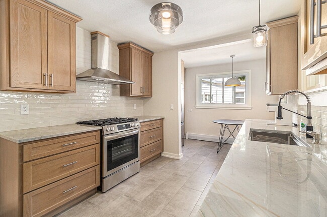 Building Photo - "Charming 3-Bed Oasis with Gleaming Hardwood Floors in the Heart of Boulder!"