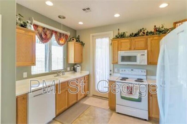 Building Photo - 3241 E Fourteen Fairway Dr