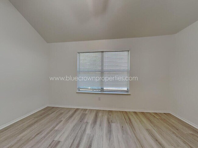 Building Photo - 615 Douglas Dr