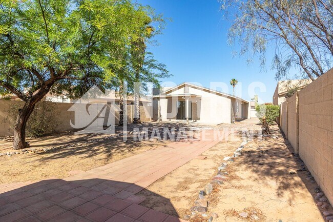 Building Photo - Cozy Home with No HOA and a Large NO Maintenance Backyard
