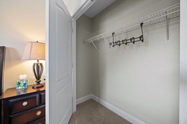 Building Photo - Fully Furnished Month to Month/Short Term Rental!