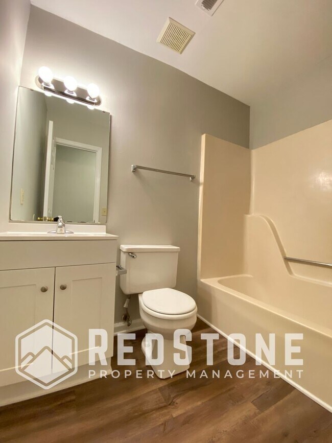 Building Photo - 221 Quintas Ave