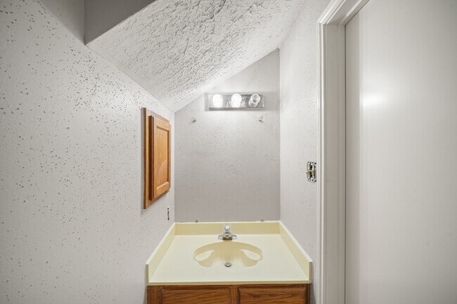 Building Photo - 13431 Klamath Falls Dr