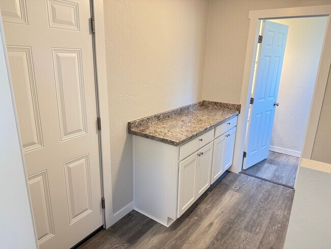 Building Photo - New 2 bed 1 1/2 bath duplex in Springfield!