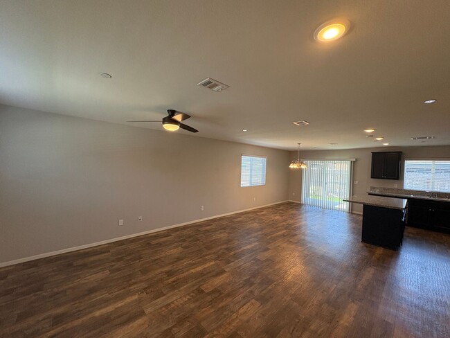 Building Photo - NW Visalia Home Available Now!