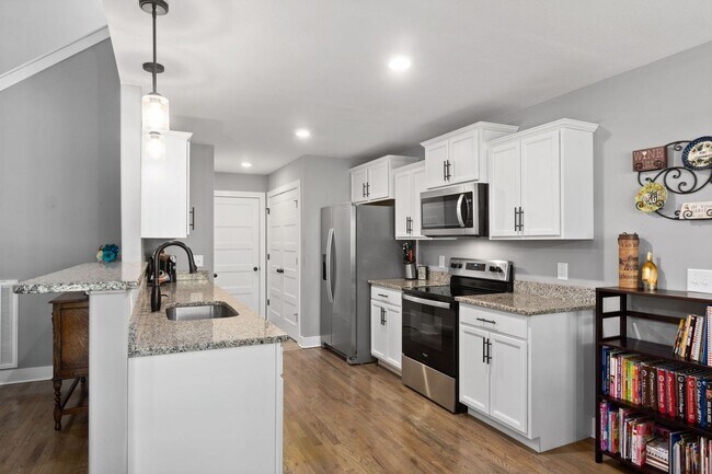 Building Photo - 4 Bedroom Near Post With River Access For ...