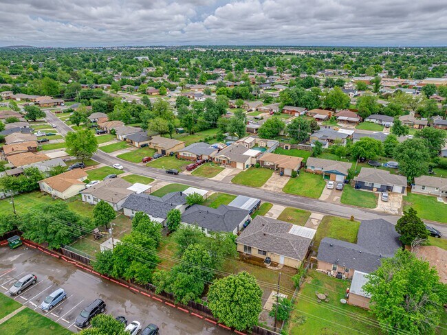 Building Photo - Charming Home in OKC + 4 bedrooms