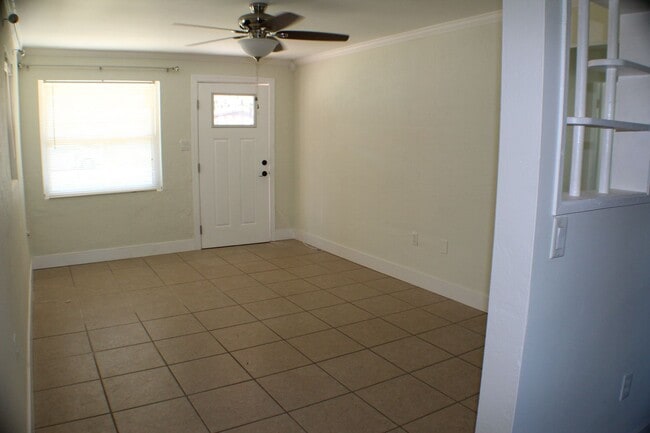 Building Photo - 2 Bed Home in Quiet Neighborhood