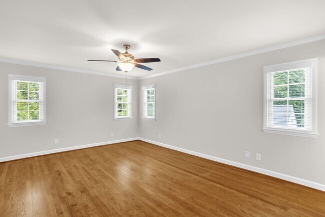 Building Photo - Classic Country Club Elegance