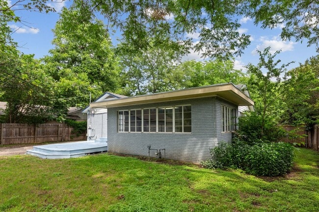 Building Photo - Nicely Updated 3/2 in Hyde Park