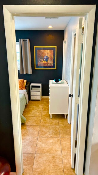 Building Photo - 1035 - 1037-1037 NE 32nd St