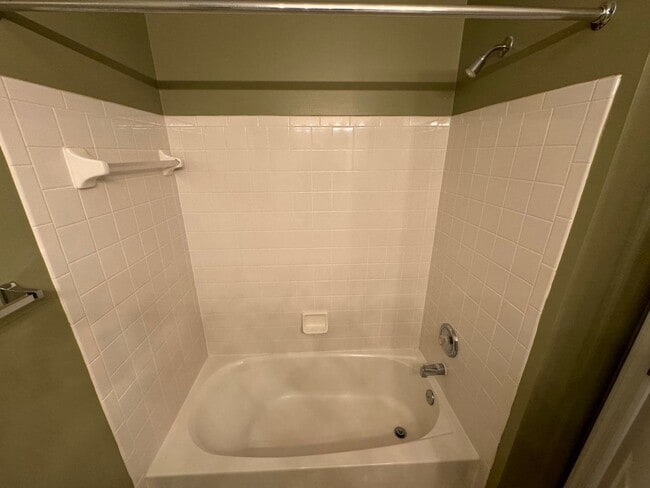 Building Photo - Spacious 3 Bed 3 Bath End-Unit Townhome Wi...