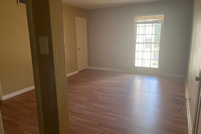 Building Photo - Charming 2/1 Apartment in Midtown!