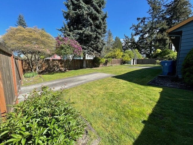 Building Photo - Edmonds View Home