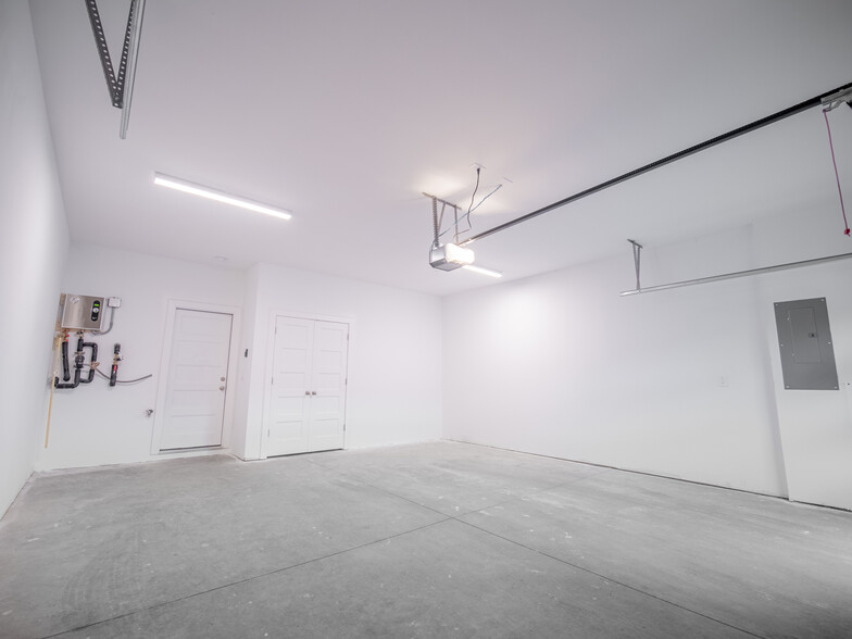 Garage - 1122 Baptist World Center Dr