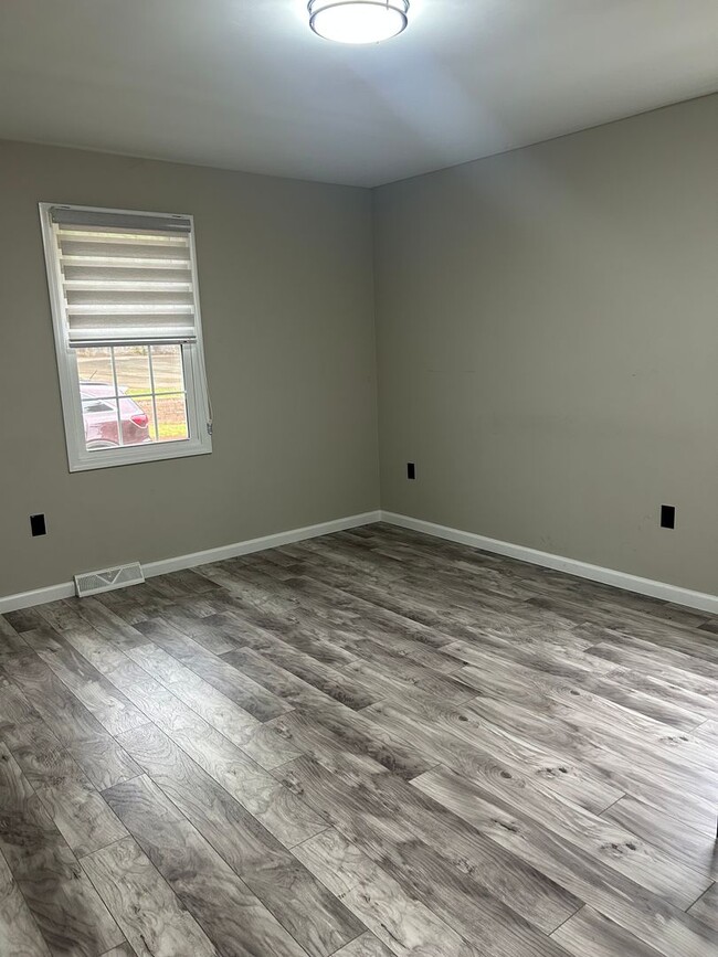 Building Photo - 5/3 Home Available Now!