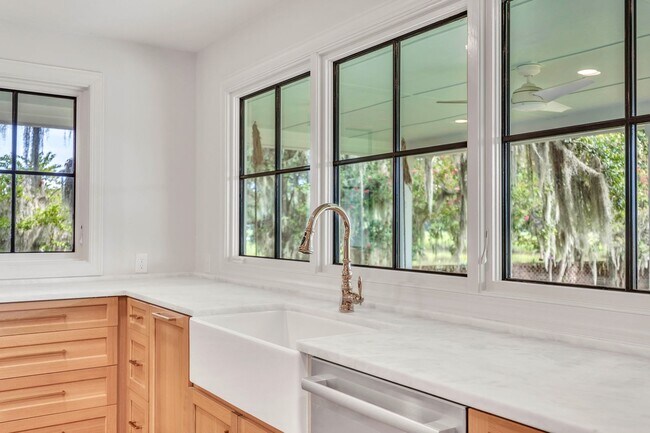 Building Photo - Gorgeous Waterfront Home on Isle of Hope