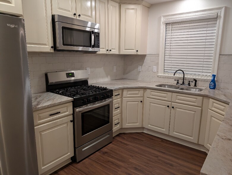 Building Photo - 214-216 Phosphor Ave